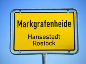 Markgrafenheide Ortsschild am Strand